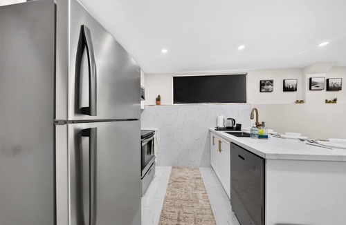 Walkerville House | Cozy Modern Walkerville Basement Apartment