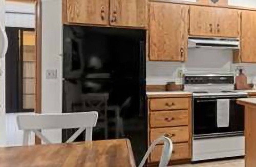 Paradise Estates House | Cozy Mountain house/fenced/ev/flex space/wifi/Hot tub/fireplace/Lake!