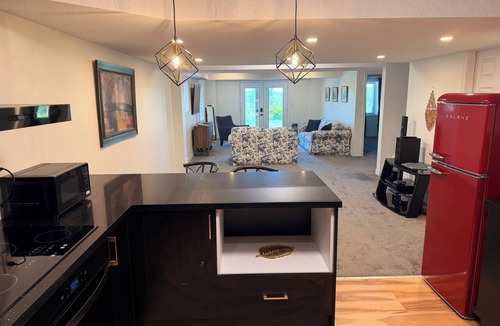 Guelph House | Cozy Nest with Comfort, friendly Beautiful Backyard, close to lake, hiking trial