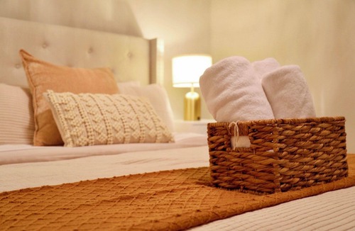 Oakville House | Cozy Oakville 1- Bedroom studio apt w/private entrance/kitchen/wi-fi/parking
