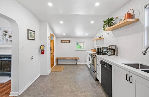 Queenston House | Cozy & Peaceful Cottage in Historic Queenston, NOTL-Wine Country Retreat