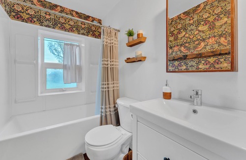 Prince Edward Other | Cozy PEC Retreat w/Private Hot Tub - Peaceful Winter & Spring Stay