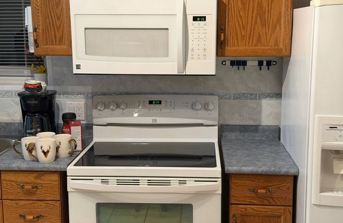 Waverly Beach House | Cozy Private Basement Apartment in Fort Erie