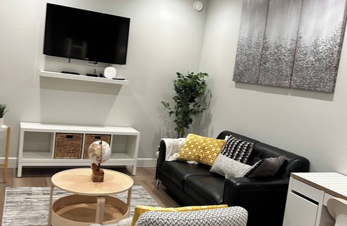 Langford House | Cozy Private Suite in Langford