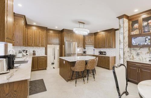 Richmond Bed & Breakfast | Cozy Queen Room in Quiet Richmond Seafair Area