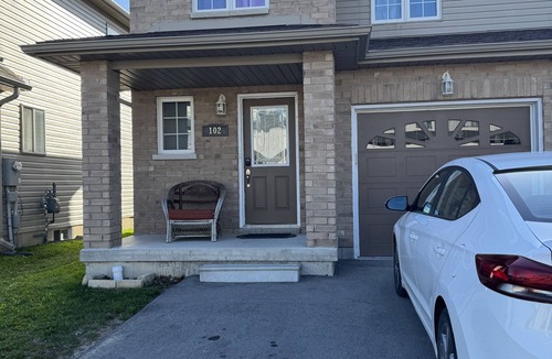 Napanee House | Cozy Queen Room Near Hospital | Quiet & Clean Home