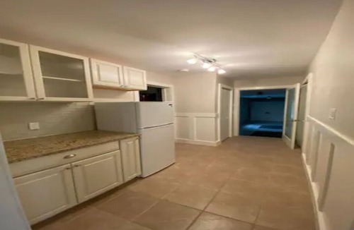 Glen Huron House | Cozy Ranch Bungalow w/HotTub, 30+ day stays!