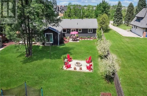 Glen Huron House | Cozy Ranch Bungalow w/HotTub, 30+ day stays!