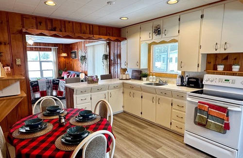 Havelock-Belmont-Methuen Cottage | Cozy Redwood Cottage with Firepit & Nature Views