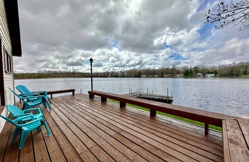 Havelock-Belmont-Methuen Cottage | Cozy Redwood Cottage with Firepit & Nature Views