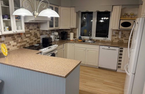 Lagoon City Cottage | Cozy Renovated 4 Bedroom Waterfront Cottage with Hottub and Firepit