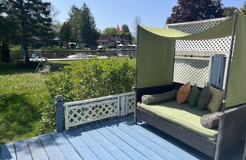 Lagoon City Cottage | Cozy Renovated 4 Bedroom Waterfront Cottage with Hottub and Firepit