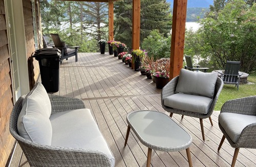 Windermere Cabin | Cozy Rustic Lakefront Family Cabin on Lake Windermere