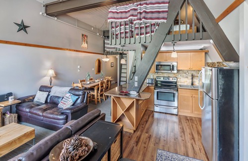 Silver Star Mountain Hotel | Cozy Ski-In/Out Retreat with Hot Tub & BBQ