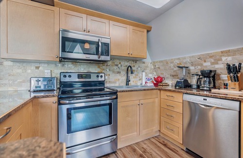 Silver Star Mountain Hotel | Cozy Ski-In/Out Retreat with Hot Tub & BBQ