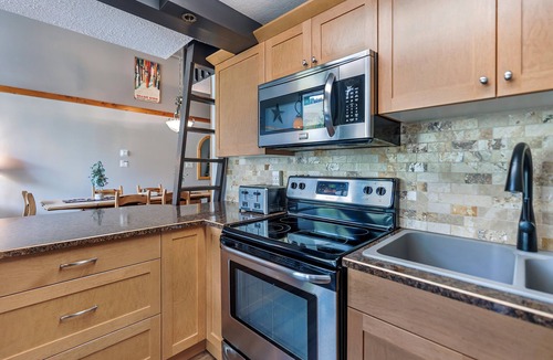 Silver Star Mountain Hotel | Cozy Ski-In/Out Retreat with Hot Tub & BBQ