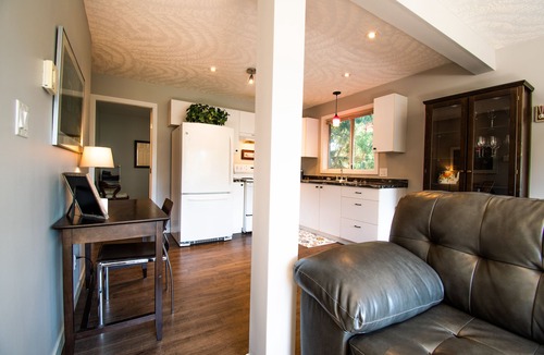Langford House | Cozy suite in walking distance to nature trails and Thetis Lake