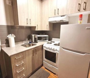 Downtown Gatineau Apartment | Cozy Sweet Studio #1, 10 minutes to D.T. Ottawa