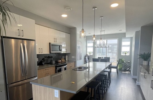Central Okanagan House | Cozy Three Bedroom Townhouse with Lake Views