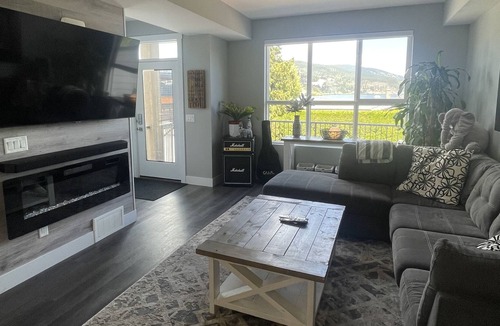 Central Okanagan House | Cozy Three Bedroom Townhouse with Lake Views