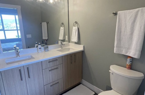 Central Okanagan House | Cozy Three Bedroom Townhouse with Lake Views
