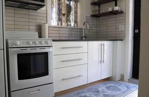 Upper Lonsdale Apartment | Cozy Two Bedroom Suite in Home