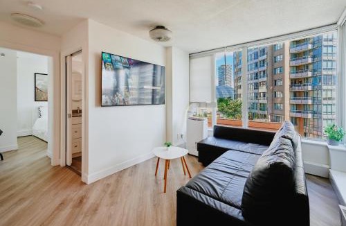 Crosstown Apartment | Cozy Urban Living! 2 mins from BC place, private parking !