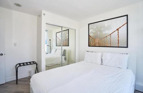 Crosstown Apartment | Cozy Urban Living! 2 mins from BC place, private parking !