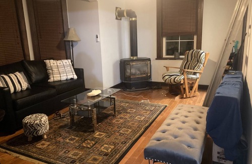 Coldwater House | Cozy Victorian home on Main street! 1 min to main strip and 5 min to ski resort!