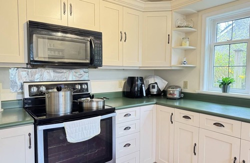 Shaughnessy House | Cozy Vintage 7BR Home with Sunny Backyard