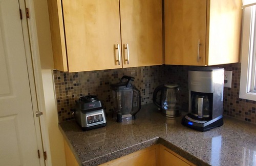 West Edmonton House | Cozy-Warm Family friendly, WEST ED MALL 5min, AC, king master, queens and Dbls