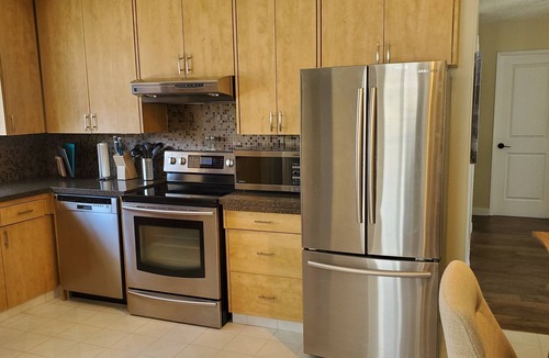 West Edmonton House | Cozy-Warm Family friendly, WEST ED MALL 5min, AC, king master, queens and Dbls