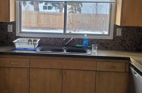 West Edmonton House | Cozy-Warm Family friendly, WEST ED MALL 5min, AC, king master, queens and Dbls