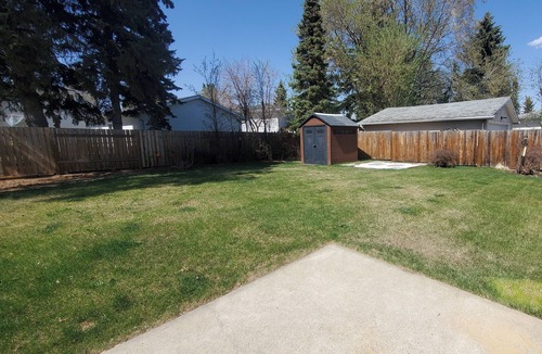 West Edmonton House | Cozy-Warm Family friendly, WEST ED MALL 5min, AC, king master, queens and Dbls