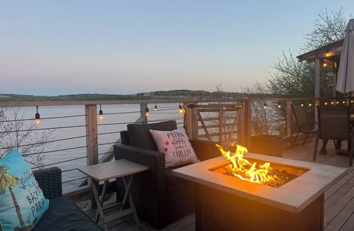 Clifton Royal House | Cozy Waterfront Escape, Private Beach & Hot Tub — Kennebecasis River