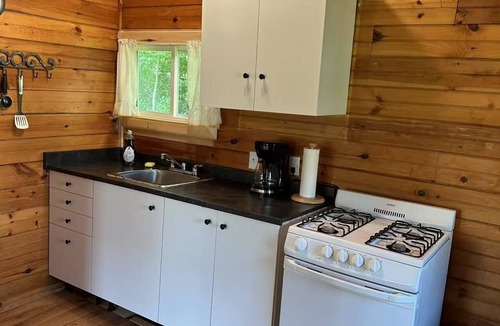 Anne's Land Cottage | Cozy Waterfront One-bedroom Cottage w/Fibe WiFi