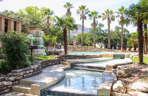 Barton Hills Apartment | CozySuites Studio Skyline Barton Creek #02
