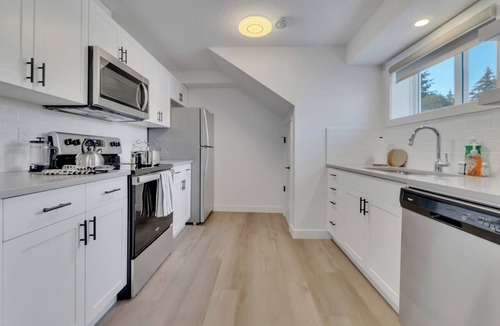 Southeast Edmonton Apartment | Crawford -Trendy 3-BR Suite, Central | Wi-Fi & TV