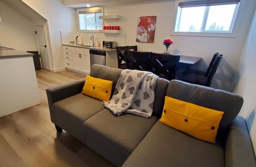 Southeast Edmonton Apartment | Crawford -Trendy 3-BR Suite, Central | Wi-Fi & TV