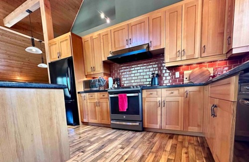 Golden Ski Chalet | Creekside Family Hideout @ KHMR - Ski in/Ski Out
