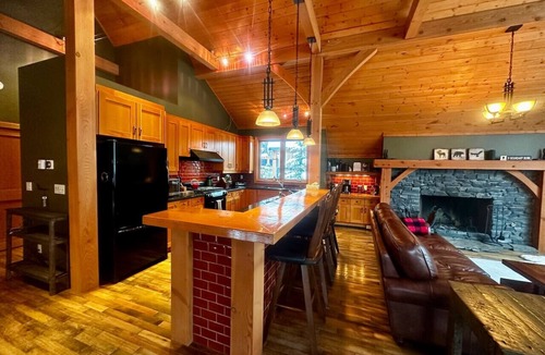 Golden Ski Chalet | Creekside Family Hideout @ KHMR - Ski in/Ski Out