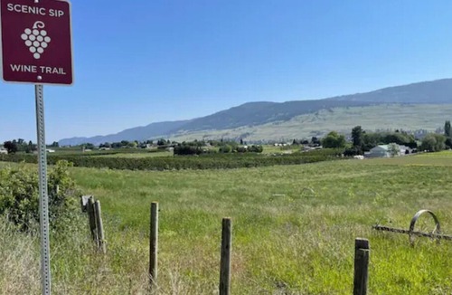 Winfield House | Crimson Sunrise is surrounded by wineries, orchards and lakes.