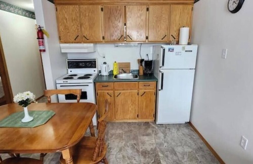 Trout River Apartment | Crocker Cabins Unit 3 - offers a self‑contained efficiency unit in Gros Morne.
