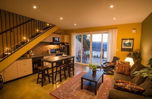 Okanagan-Similkameen House | Crooked Tree Guest Suites - The Pine Suite