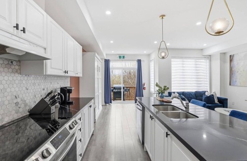 The Blue Mountains Villa | Crosswinds Peak: Sleek 3BDR - Mins to BM Village