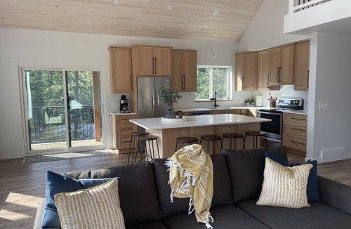 Kaslo House | Custom built cabin! 5 minute drive from Kaslo and public beaches.