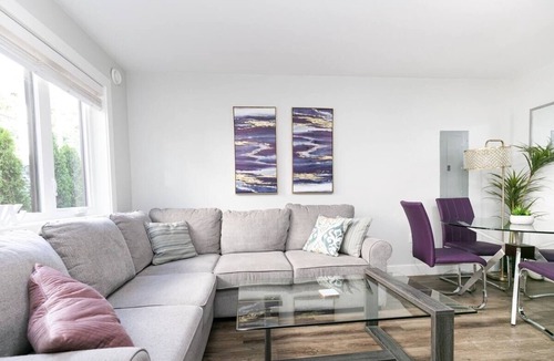 Saanich West House | Cute 2bedroomSuite Close to City