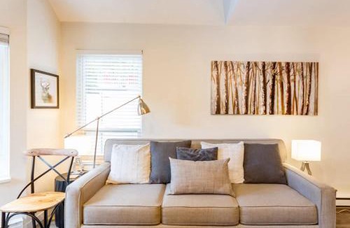 Whistler Creekside House | Cute and Cozy, walk to Gondola Ski in Out