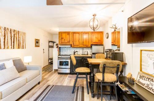 Whistler Creekside House | Cute and Cozy, walk to Gondola Ski in Out