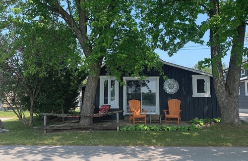 Bobcaygeon Cabin | Cute as a button in Bobcaygeon! nWatch boats coming and going through Lock 32.
